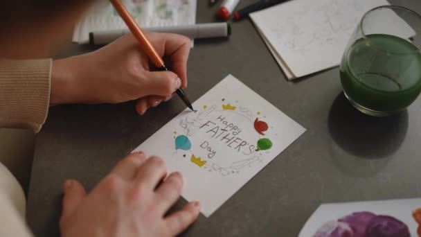 Крупним Планом Жінка Малює Листівку Дня Батька Зеленою Акварельною Фарбою — стокове відео