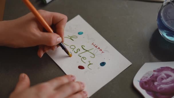 Крупним Планом Жінка Своїми Руками Малює Яйця Великодній Листівці Пензлем — стокове відео