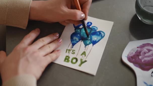 Kobieta Maluje Kartkę Urodzinową Dla Nienarodzonego Dziecka Farbami Akwarelowymi Siedząc — Wideo stockowe