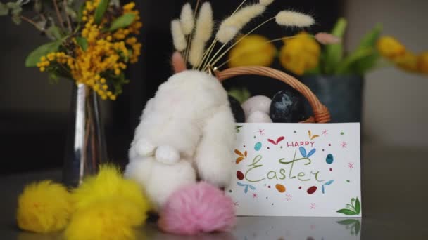 Zbliżenie Obchody Wielkanocy Stole Znajduje Się Szklany Wazon Wiosennymi Kwiatami — Wideo stockowe