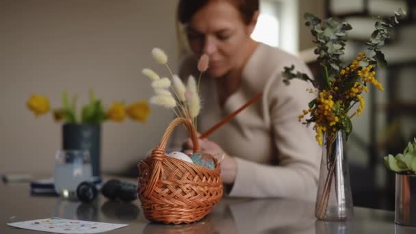 Cámara Lenta Primer Plano Una Mujer Adorna Cuidadosamente Acuarela Huevo — Vídeo de stock