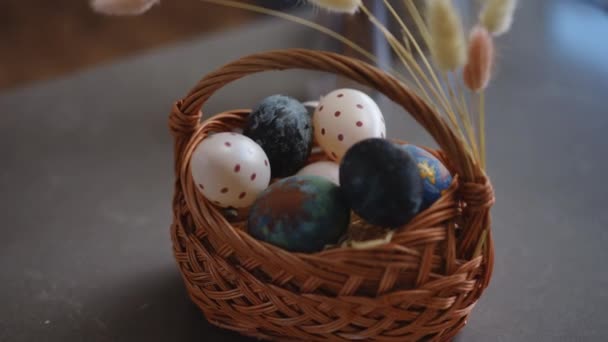 Primer Plano Una Cesta Pascua Con Huevos Pascua Está Sobre — Vídeo de stock