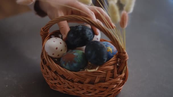 Cámara Lenta Primer Plano Una Cesta Pascua Con Huevos Pascua — Vídeos de Stock