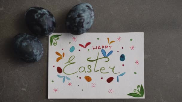 Крупним Планом Три Красиві Темні Великодні Яйця Лежать Столі Поруч — стокове відео