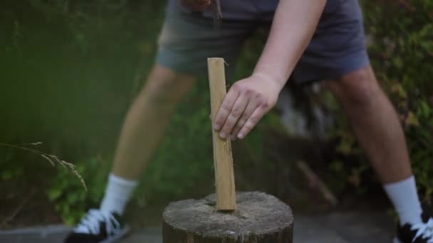 Detailní Záběr Muž Používá Sekeru Aby Rozštípl Dřevo Stojící Kmeni — Stock video