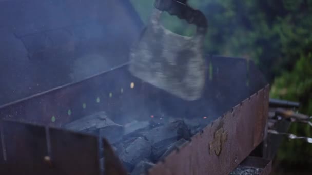 烤肉烤架冒出的烟用一个塑料烤架手扇在烤架上烤火 烤架上的烹调 — 图库视频影像