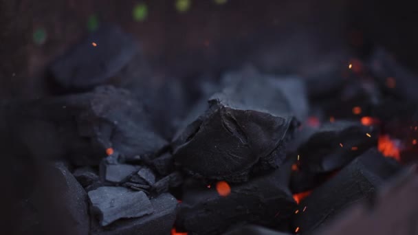 Detailní Záběr Doutnající Uhlíky Ohni Fanning Fire Using Plastic Barbecue — Stock video