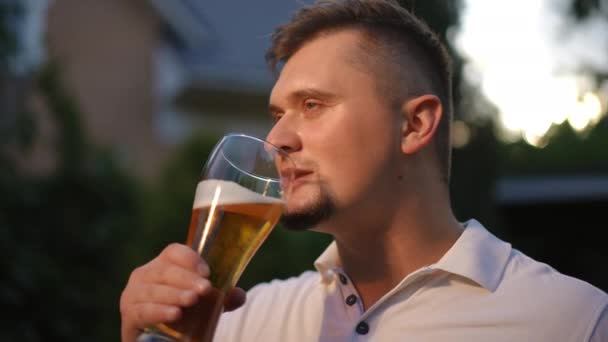 Zbliżenie Zwolnij Trochę Młody Człowiek Brodą Bierze Łyk Zimnego Piwa — Wideo stockowe