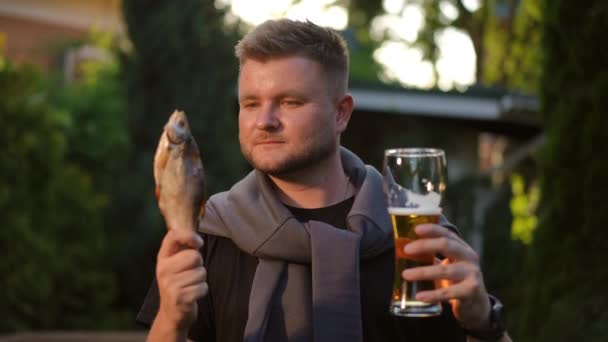 Ağır Çekim Genç Sakallı Bir Adam Bir Elinde Bira Bardağı — Stok video