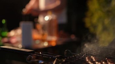 Tanınmayan bir adam, bir yaz akşamı dışarıda beklerken tuzlu kurutulmuş balığı temizler ve açık hava ızgarasında sosis pişirir. Hafta sonu barbekü partisine hazırlanıyorum.