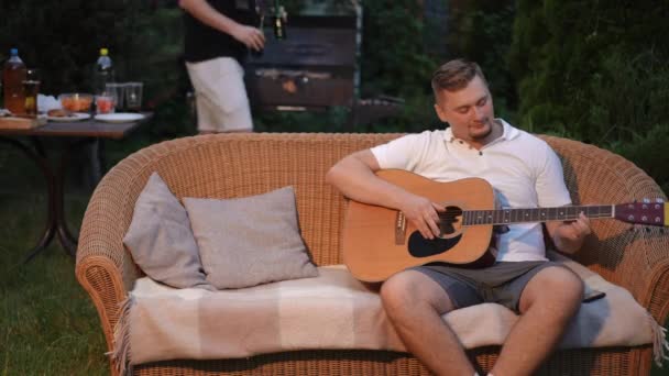 Muži Večer Venku Baví Hraním Kytaru Popíjením Lahvového Piva Pánský — Stock video
