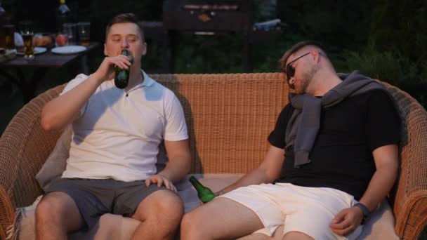 Dois Homens Estão Divertindo Sentados Sofá Vime Uma Noite Verão — Vídeo de Stock