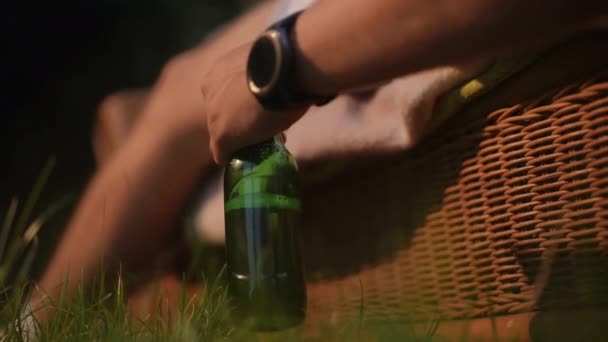 Zbliżenie Zwolnij Trochę Ręka Opuszcza Zieloną Butelkę Piwa Trawę Niepoznawalny — Wideo stockowe