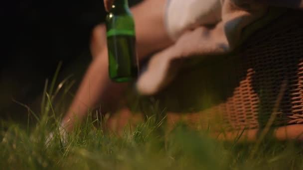 Zbliżenie Zielona Butelka Piwa Spada Ręki Trawę Niepoznawalny Mężczyzna Zasnął — Wideo stockowe
