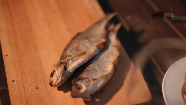 Detailní Záběr Dvě Slané Sušené Ryby Leží Dřevěné Desce Mužská — Stock video