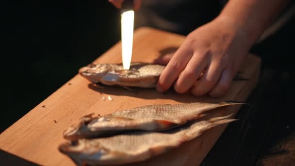 Primo Piano Uomo Taglia Pesce Salato Essiccato Con Coltello Una — Video Stock