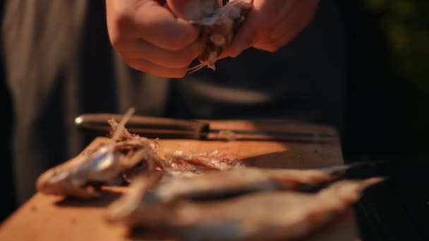 Primo Piano Uomo Pulisce Pesce Salato Essiccato Con Mani Una — Video Stock