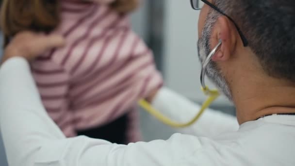 Strzela Przez Ramię Pediatra Słucha Dzieci Oddychających Stetoskopem Mężczyzna Lekarz — Wideo stockowe