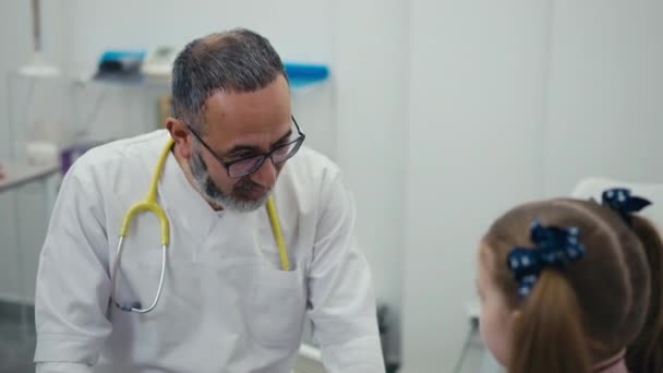 Médico Pediatra Sexo Masculino Com Estetoscópio Pescoço Explica Procedimento Para — Vídeo de Stock
