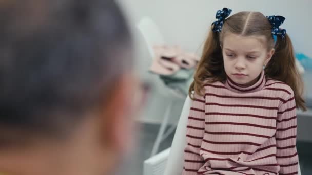 Túllőtt Vállán Egy Gyermekorvos Beszél Kis Betegével Egy Klinikai Látogatás — Stock videók