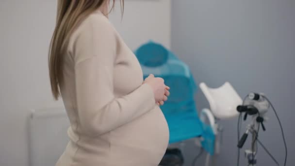 Μια Αγνώριστη Έγκυος Γυναίκα Γυρίζει Προς Την Κάμερα Ενώ Στέκεται — Αρχείο Βίντεο