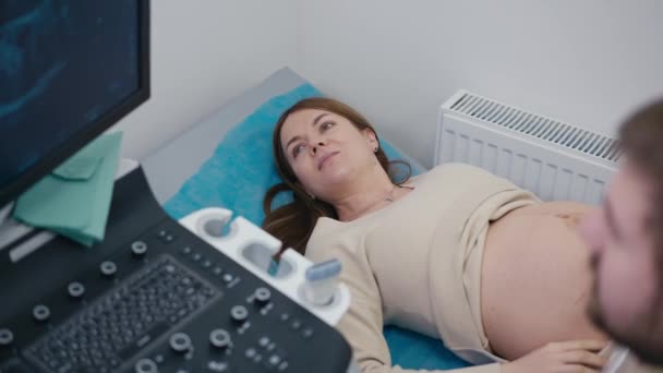 Een Gelukkige Zwangere Vrouw Ligt Haar Rug Een Medisch Onderzoek — Stockvideo