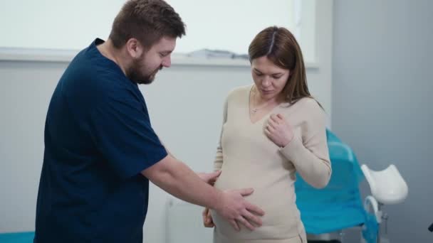 Egy Terhes Terhességét Kezelő Orvosánál Tett Rendszeres Látogatás Során Egy — Stock videók