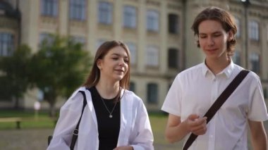 İki öğrenci enstitülerinin park alanında yürüyorlar. Bir adam ve bir kız bir yaz günü parkta yürürler. Çift birbiriyle konuşuyor, gülümsüyor. Genç bir adam hikaye anlatıyor.