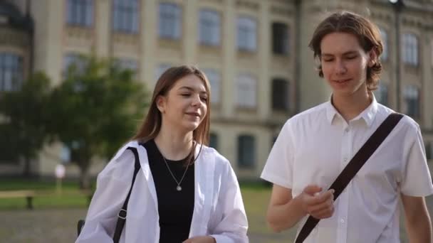 Dwoje Studentów Przechodzi Przez Teren Parku Swojego Instytutu Facet Dziewczyna — Wideo stockowe