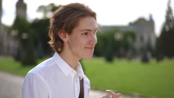Повільний Рух Молодий Щасливий Хлопець Прогулюється Міським Парком Сонячний Літній — стокове відео