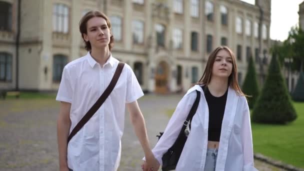 Egy Férfi Egy Lány Kéz Kézben Sétálnak Városi Parkban Egy — Stock videók
