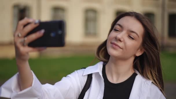 Zwolnij Trochę Dziewczyna Długimi Włosami Filmuje Się Wideo Pomocą Kamery — Wideo stockowe