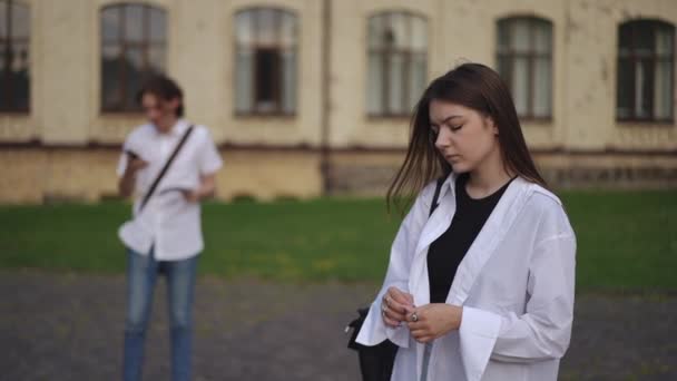 Öğrenciler Sınav Sonuçlarını Öğrenirler Planda Üzgün Bir Kız Var Bir — Stok video