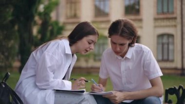 Genç bir çift öğrenci bir yaz günü enstitü parkında bir bankta otururken bir ödev üzerinde çalışıyor ve tartışıyorlar.