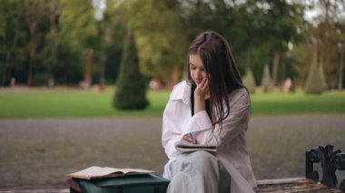 Öğrenciler sınav için hazırlanıyorlar. Bir kız enstitü parkında bir bankta oturuyor ve seansa hazırlanıyor. Adam kızla bankta oturur ve sınava hazırlanmasına yardım eder.