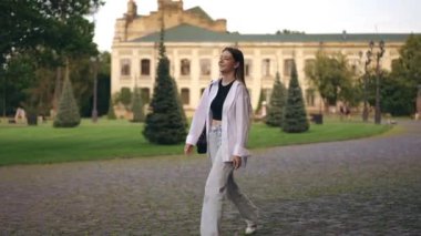 Bir kız ve bir erkek bir yaz günü enstitü parkında tanışırlar. Öğrenciler birbirlerini çeşitli jestlerle selamlıyorlar, beşlik çakmak ve yumruk tokuşturmak da dahil.