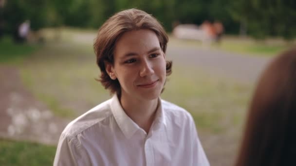 Közelkép Egy Fiatal Fickó Portréja Aki Egy Padon Figyelmesen Mosollyal — Stock videók