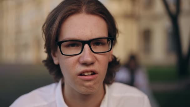 Primer Plano Joven Con Gafas Mira Atentamente Cámara Con Boca — Vídeos de Stock