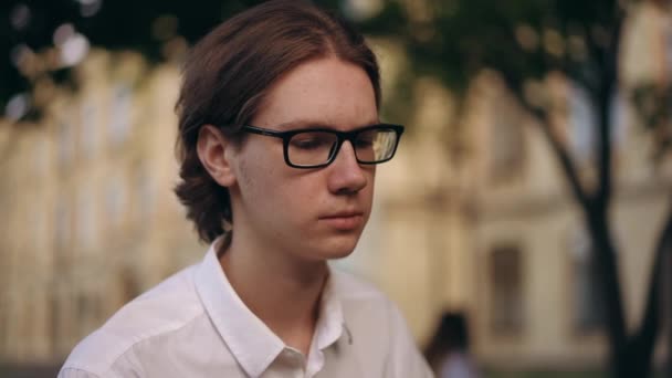 Egy Szemüveges Fiatalember Figyelmes Zaklatott Miközben Egy Nyári Napon Kint — Stock videók