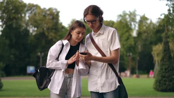Alguns Jovens Olham Para Tela Telefone Celular Quando Vêem Informações — Vídeo de Stock