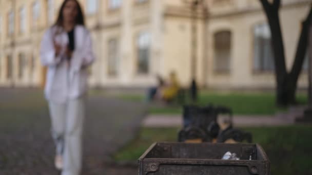 Ağır Çekim Kız Gider Elinde Bir Kağıt Kırıntısı Bırakır Enstitü — Stok video