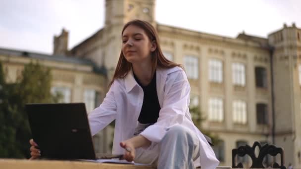 Uma Menina Comunica Link Vídeo Usando Laptop Sentado Banco Livre — Vídeo de Stock