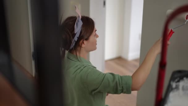Cámara Lenta Una Mujer Feliz Mono Verde Pinta Una Esquina — Vídeos de Stock