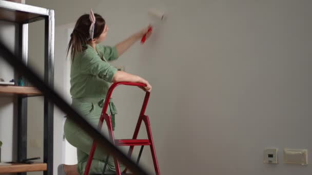 Slow Motion Pregnant Woman Green Overalls Paints Corridor Wall Paint — Stock Video