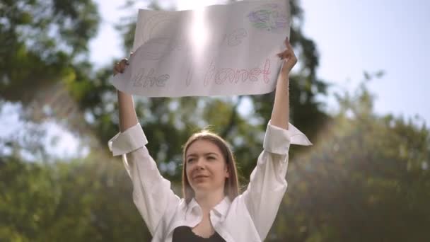 Vacker Flicka Håller Affisch Med Inskriptionen Rädda Planeten Över Huvudet — Stockvideo