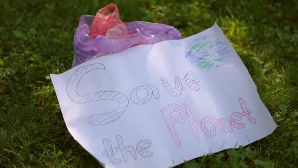 Крупный План Траве Городском Парке Пластиковый Пакет Мусором Нем Плакат — стоковое видео