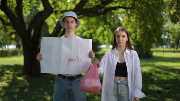 Кампания Охране Окружающей Среды Парень Держит Руках Плакат Пластмасс Девушка — стоковое видео