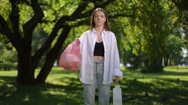보호를 캠페인 아름다운 소녀는 봉투가 재활용 봉지를 사용해야한다는 보여줍니다 여자가 — 비디오