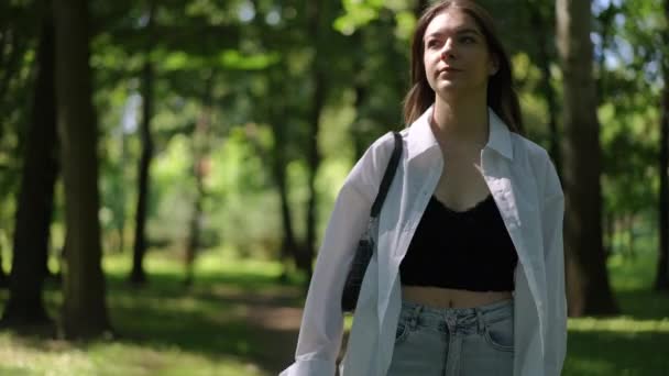 Een Meisje Loopt Ontspannen Door Het Park Een Zonnige Zomerdag — Stockvideo