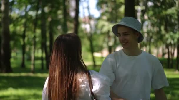 Seorang Pria Dan Seorang Gadis Bertemu Taman Pada Hari Musim — Stok Video